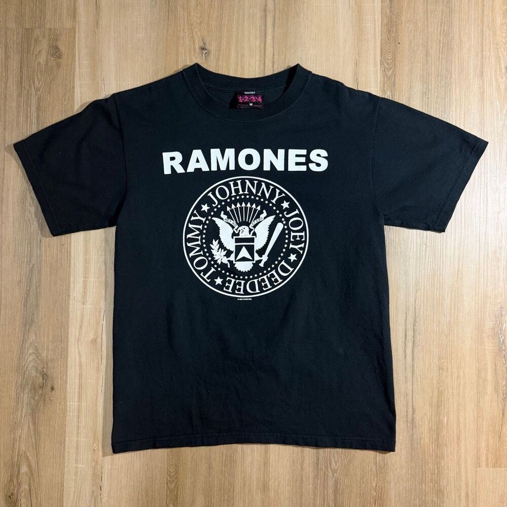 Vintage Ramones Classic Logo Shirt Sz M 90s Punk Rock Americana Rocker Chic Alt